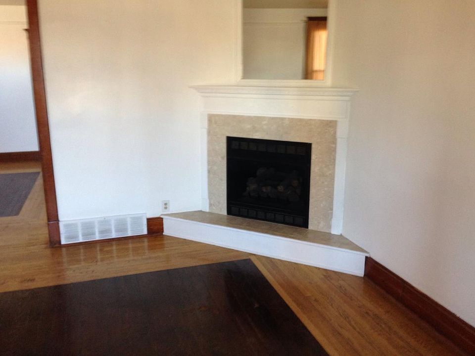 Living room w fireplace