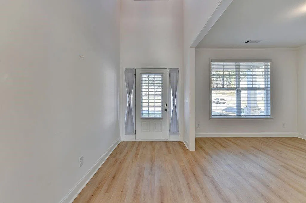 5 bed, 3.0 bath, 2551 sqft, $2,400 — Photo 2