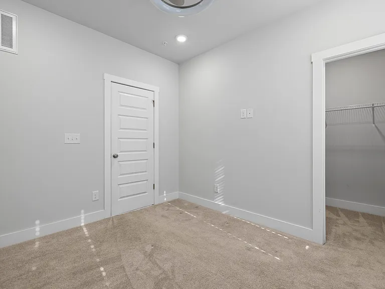 539 W Tremont Ave — Photo 37