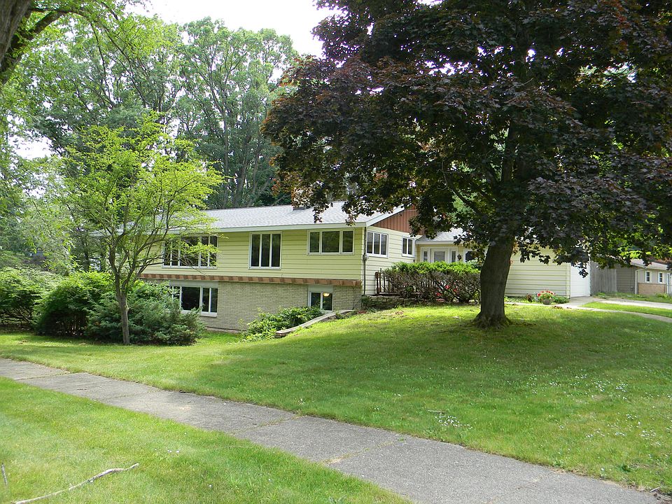 1st image of 920 Woodlawn St