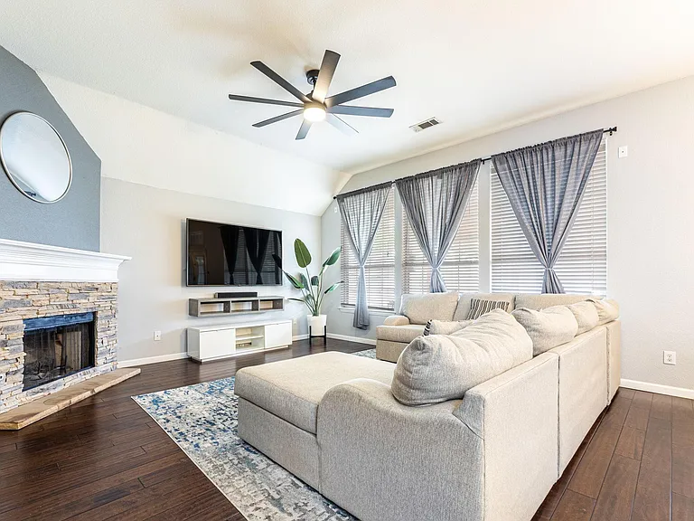 608 Laura Ln — Photo 8