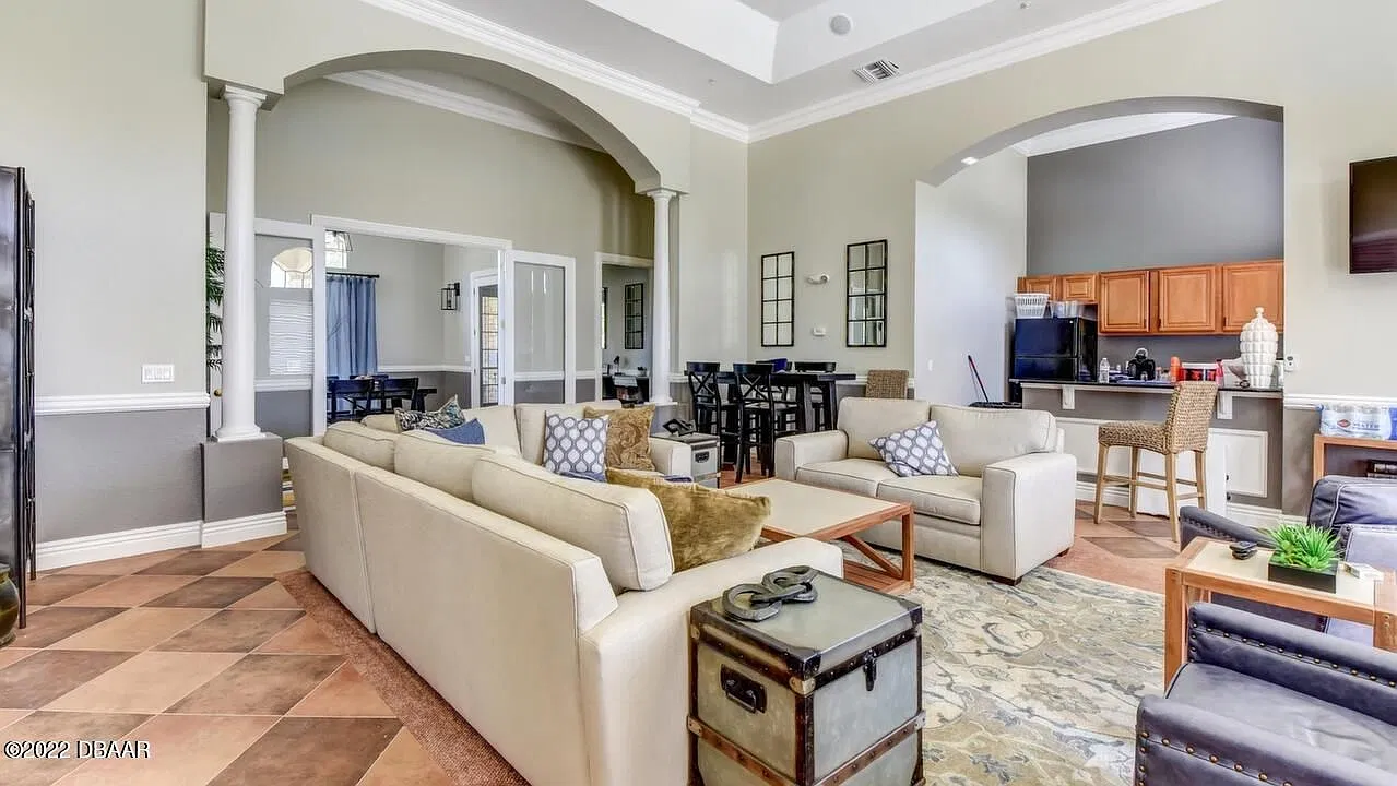 940 Village Trl — Photo 2