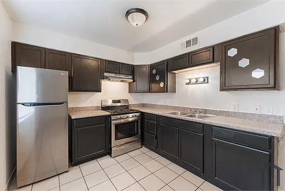 4 bed, $2,200 — Photo 2