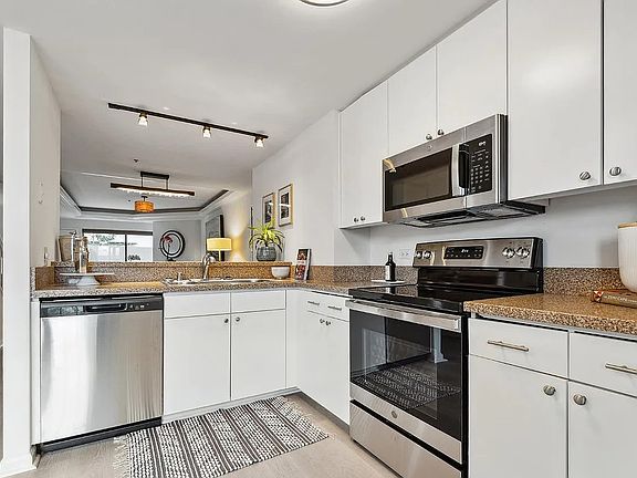 4th image of 300 Berry St #2D