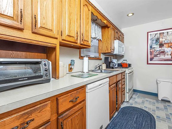 3rd image of 313 Broadway