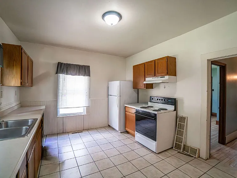 908 Water St — Photo 10