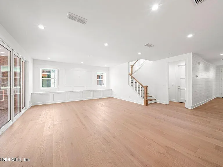 397 Plaza — Photo 12