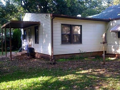 3rd image of 128 S Park Dr