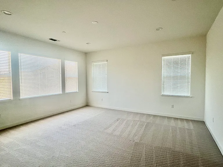 304 E Angelina Ave — Photo 24