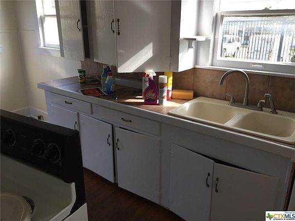 3rd image of 416 Lindsey St