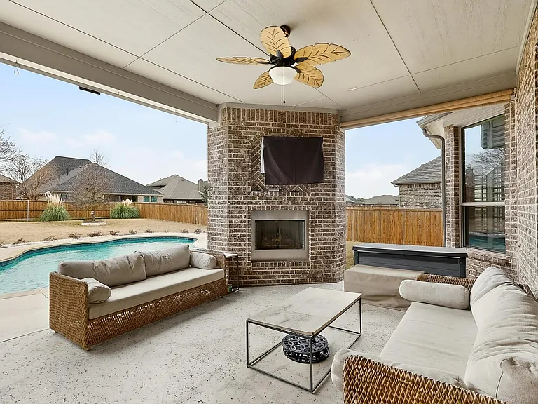 1107 Devonshire Dr S — Photo 35
