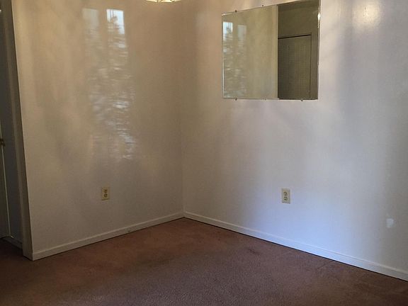 Dining Room (8.5' x 8.5')