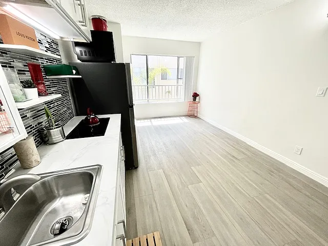 Wilshire Occidental Apts — Photo 36