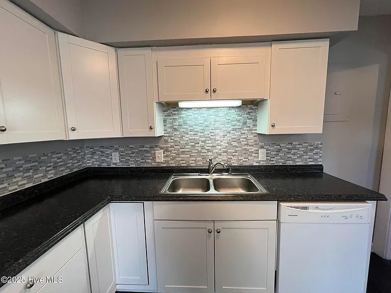 402 Sanborn St — Photo 21