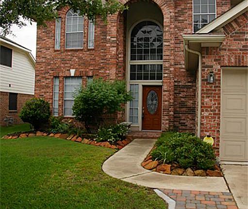 Arched porch shows off the beautiful palladium style window in the entry.