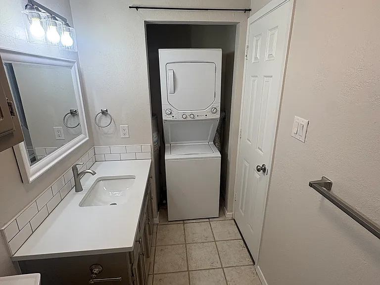 906 N Austin St — Photo 15