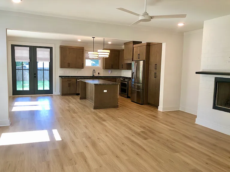 1215 E Lloyd St — Photo 2
