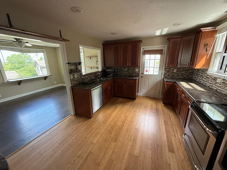 204 Sentinel Dr — Photo 7