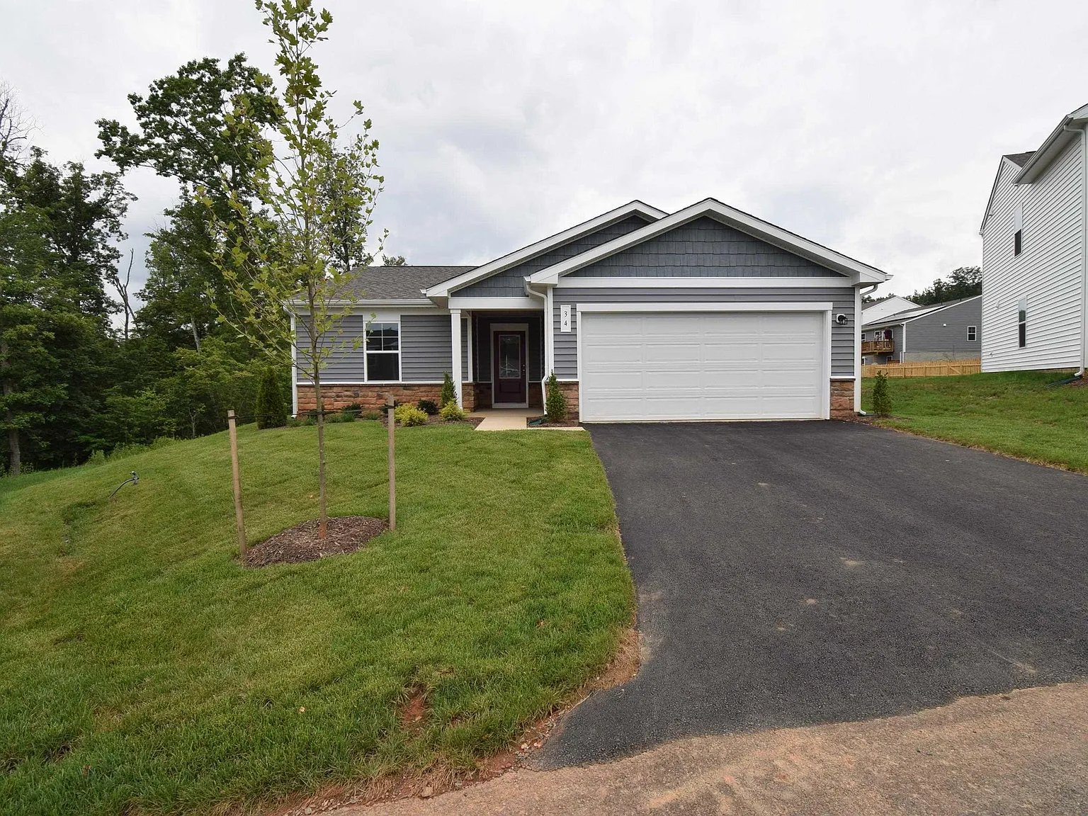3 bed, 2.0 bath, 1347 sqft, $2,400 — Photo 1