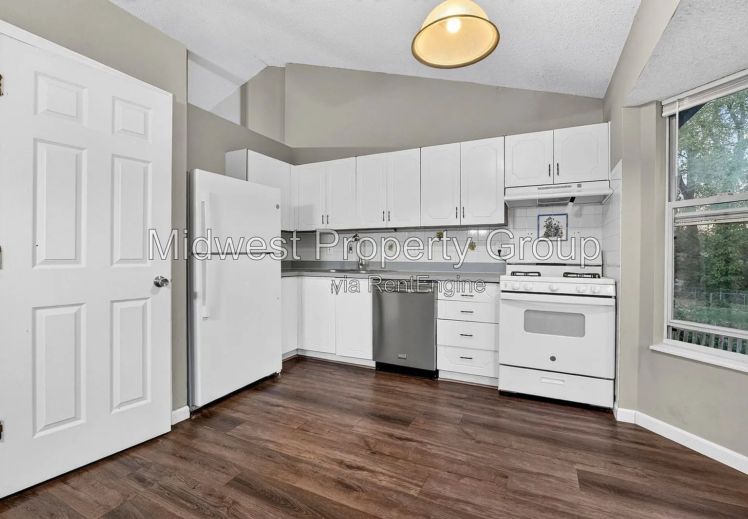 3 bed, 2.0 bath, 1015 sqft, $1,695 — Photo 4