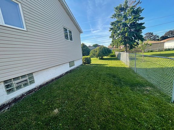 4th image of 5620 W 83rd St
