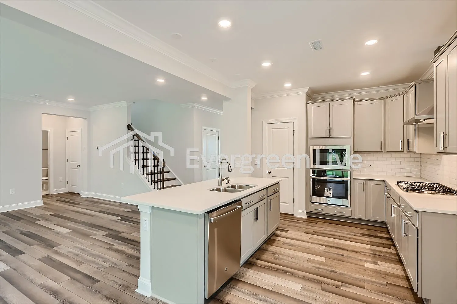 5 bed, 4.0 bath, 3037 sqft, $2,560 — Photo 2
