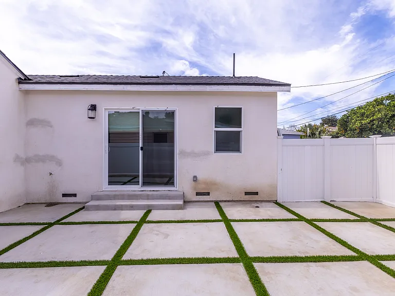 17601 Hamlin St — Photo 32