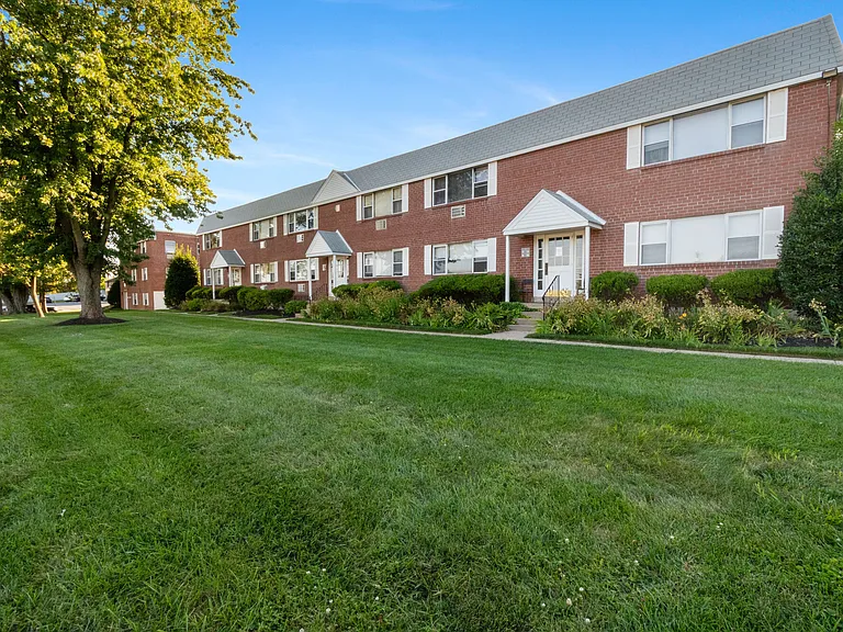 Aston Pointe — Photo 18