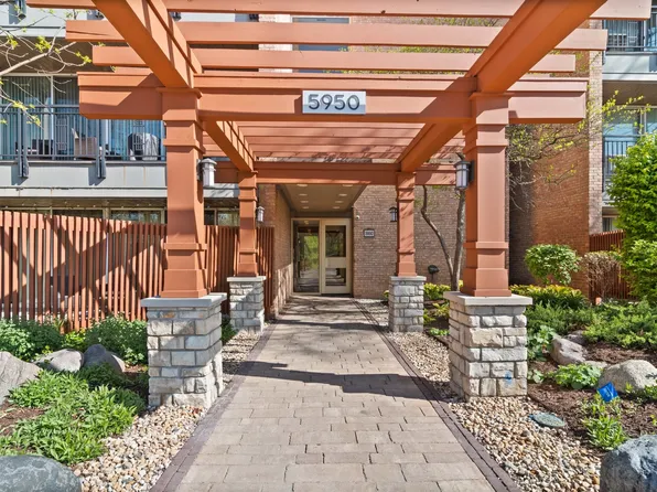 5950 Oakwood Dr APT 4B, Lisle, IL 60532
