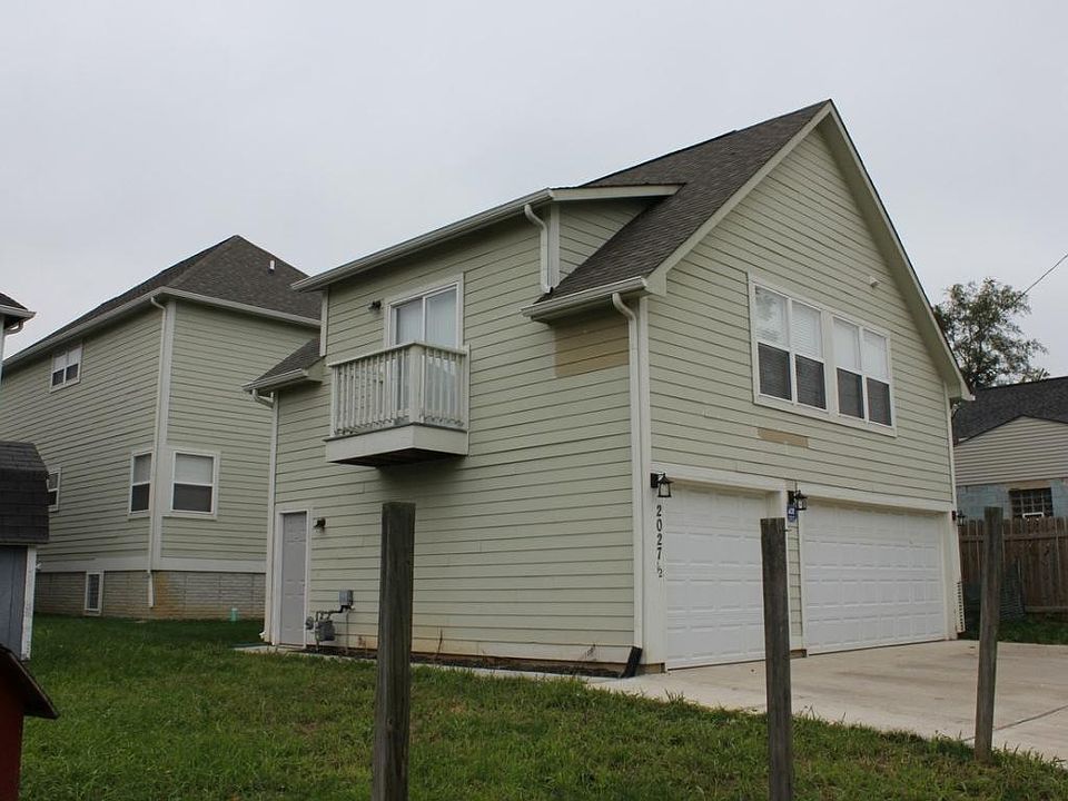Carriage House with 1 car attached garage