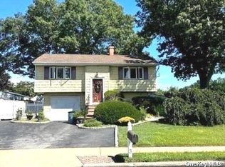 3 Wayside Ln, Selden, NY 11784