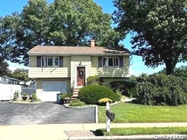 3 Wayside, Selden, NY 11784