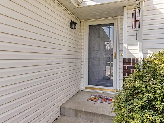 2nd image of 1112 Sommerset Pl