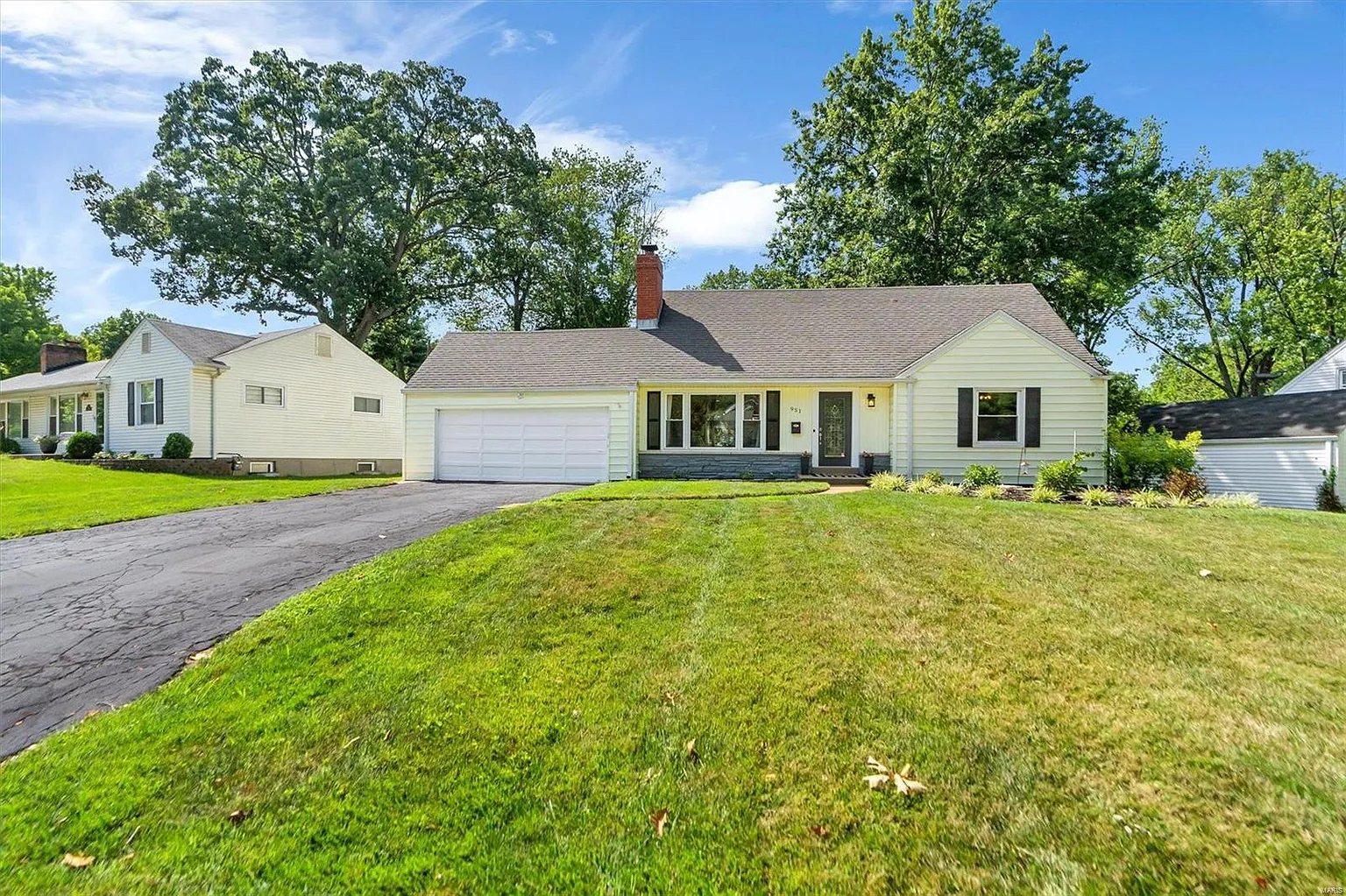 951 Woodgate Dr photo 1