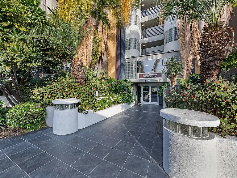 Essex Properties at Miracle Mile — Photo 30