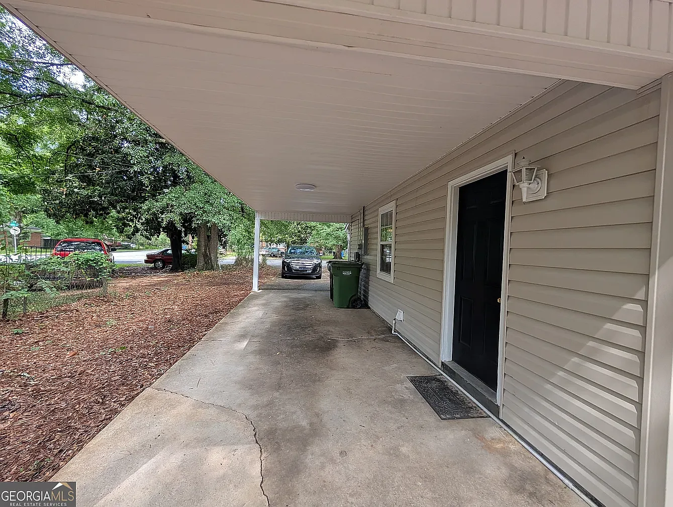 3 bed, 936 sqft, $1,350 — Photo 2