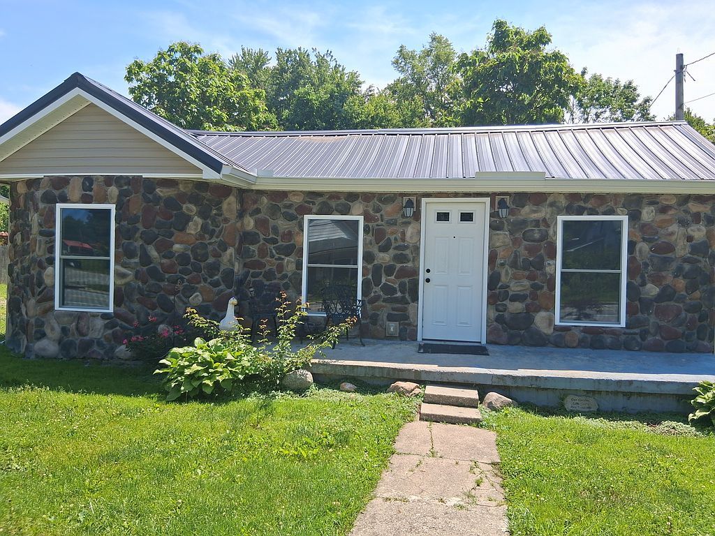 527 E Main St - Property Image