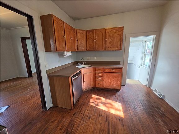5th image of 138 Saint Mary St