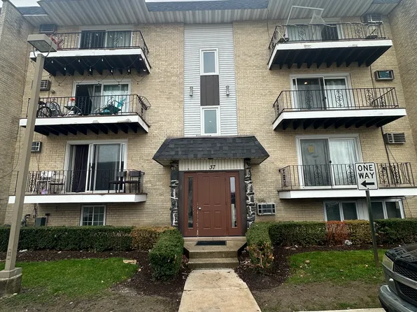 37 W 66th St APT 1, Westmont, IL 60559