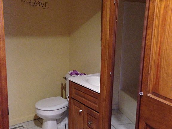 Guest bath w/tub combo