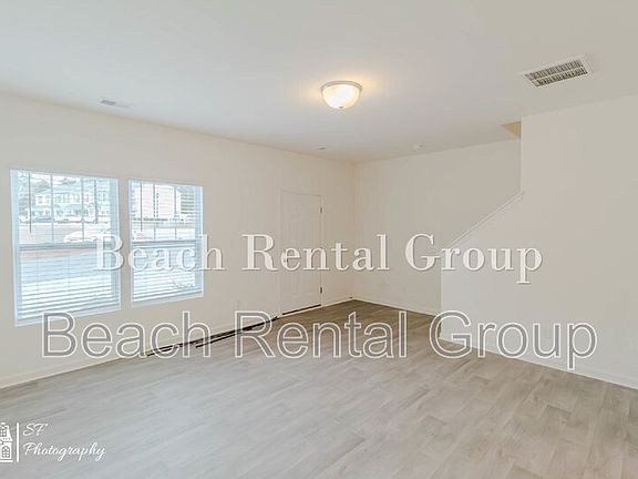 3rd image of 109 Oxforshire St #12