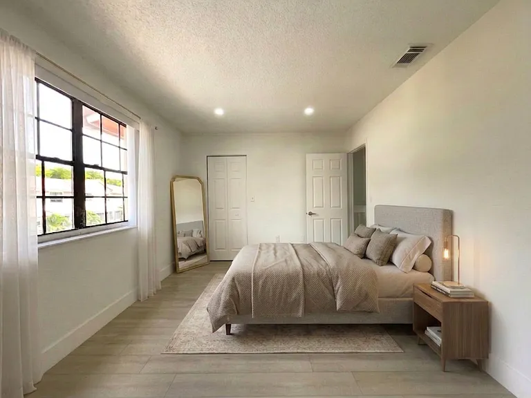 Guest bedroom (third floor)