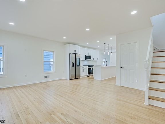 4th image of 418 E 5Th Ave