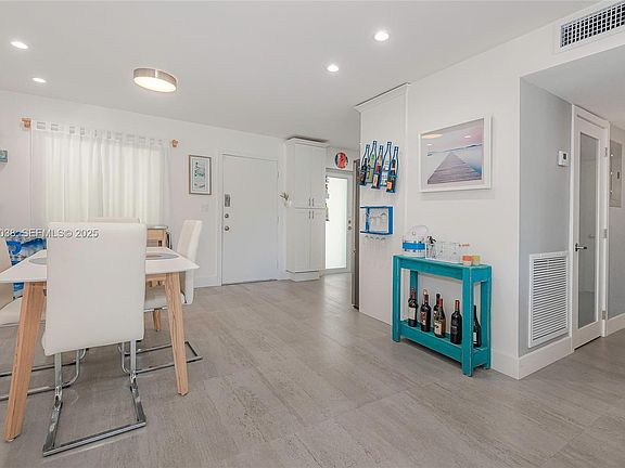 3rd image of 1631 NE 114th St APT 112