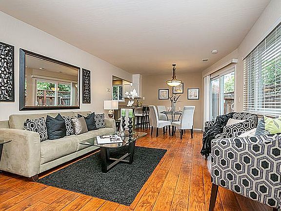 4th image of 542 Brewster Ave