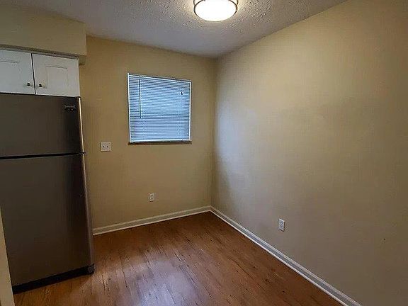 Kitchen eating area.