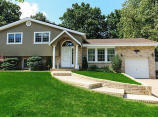 8 Amherst Dr, Yonkers, NY 10710