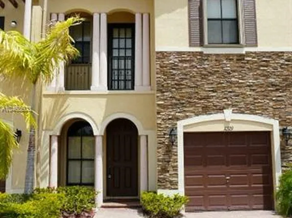 10329 NW 32nd Ter, Doral, FL 33172