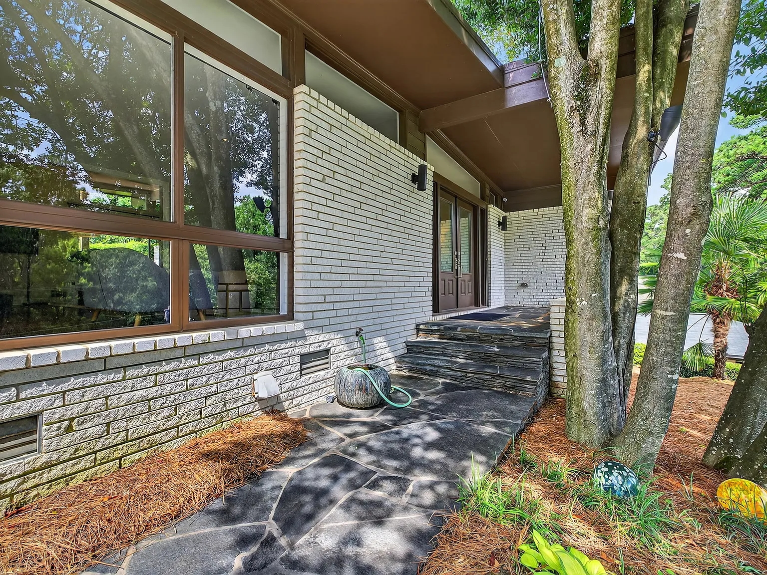 360 Elden Dr — Photo 3