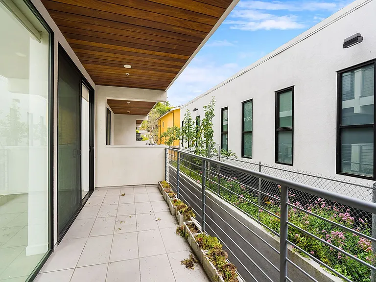 2409 Griffith Park Blvd — Photo 18